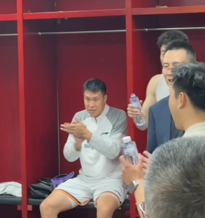 咪咕体育登录入口-上海锁常规赛冠军更衣室！卢伟直指开心，被全队浇水，加油声洪亮|赛季|广厦|季后赛|CBA|夺冠_新浪体育_新浪新闻